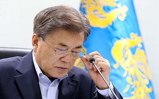 문재인 대통령의 국정운영 지지율이 2주 연속 하락했다. 11월 찬바람이 불기 시작하자 가파른 지지율 내리막길에 접어든 양상이다.(자료사진)ⓒ청와대