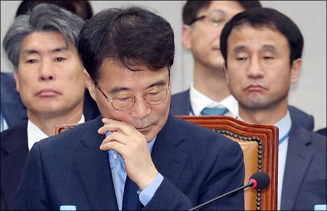 장하성 청와대 정책실장이 6일 국회 운영위원회 국정감사에 출석한 자리에서 곤혹스런 모습을 짓고 있다. ⓒ데일리안 박항구 기자
