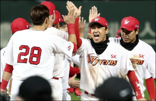 2승 1패로 앞서나간 SK. ⓒ 연합뉴스
