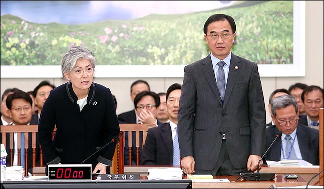 강경화 외교부 장관과 조명균 통일부 장관이 8일 열린 국회 외교통일위원회의 외교부, 통일부 소관 내년도 예산안을 논의를 위한 전체회의에서 외교부 장관의 행사 참석으로 인한 이석 문제로 정회가 선포되자 자리에서 일어나고 있다. ⓒ데일리안 박항구 기자