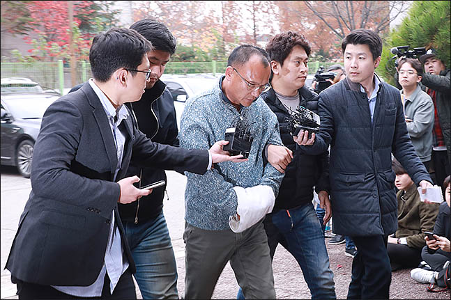 폭행과 강요, 마약류 관리에 관한 법률 위반 등의 혐의로 체포된 양진호 한국미래기술 회장이 지난 7일 오후 경기도 수원시 경기남부지방경찰청으로 압송되고 있다.ⓒ데일리안