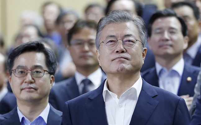 문재인 대통령 9일 서울 삼성동 코엑스에서 공정경제 전략회의 열고 "아직 공정경제가 제도화 되고, 경제 민주주의가 정착되기까지 갈 길이 멀다"고 지적했다.(자료사진)ⓒ청와대