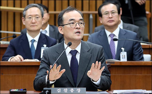 문무일 검찰총장이 9일 열린 국회 사법개혁특별위원회에 출석해 의원들의 질의에 답변하고 있다. 문 총장은 정부의 검경 수사권 조정안과 관련해 “경찰 수사 과정에서 국민의 인권을 보호하고 수사상 발생하는 여러 문제를 바로잡기 위한 통제 장치는 반드시 필요하다”고 말하며 반대입장을 밝혔다. 문 총장은 “수사권 조정은 자치경찰과 함께 'One Shot(원샷)'으로 이루어져야 한다. 실효적 자치경찰제 도입, 행정경찰과 사법경찰의 분리와 연계해 추진하는 게 필요하다. 자치경찰의 수사에 대해서는 민주통제를 우선해 수사의 자율성을 최대한 보장할 수 있으나, 국가사법경찰의 수사에 대해서는 사법통제가 필요하다” 고 말했다. ⓒ데일리안 박항구 기자