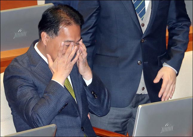 음주운전으로 적발된 이용주 민주평화당 의원이 1일 오전 국회 본회의장에서 열린 문재인 대통령 2019년도 예산안에 대한 시정연설에 참석해 얼굴을 만지고 있다.(자료사진) ⓒ국회사진취재단