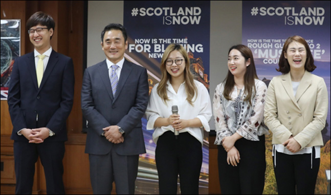 장반석 경북체육회 감독이 팀 지도자들에게 부당한 처우를 받아왔다며 이기흥 체육회장에게 호소문을 보낸 전 여자컬링 대표팀의 주장에 정면 반박했다. 사진은 왼쪽부터 장반석 감독, 김경두 전 대한컬링경기연맹 회장직무대행, 여자 컬링 김선영 선수, 김영미 선수, 김민정 코치. ⓒ 연합뉴스