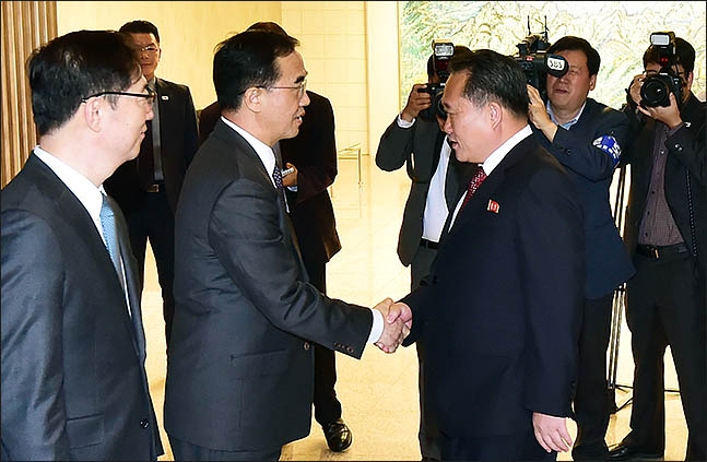 평양공동선언 이행방안 협의를 위한 5차 남북 고위급 종결회담이 판문점 평화의집에서 개최된 가운데 조명균 통일부 장관을 수석으로 한 우리측 대표단과 북측 리선권 조국평화통일위원회 위원장의 수석대표단이 공동 보도문을 발표한 뒤 평화의 집을 나서기 전 마지막 인사를 나누고 있다. ⓒ사진공동취재단