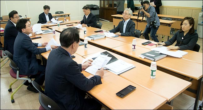 자유한국당이 전원책 조강특위 위원을 해촉한 9일 오후 서울 여의도 서울시당사에서 조강특위회의가 시작 되고 있다. 왼쪽부터 시계방향으로 김석기 의원, 김용태 사무총장, 김성원 사무부총장, 전주혜, 이진곤, 강성주 위원. ⓒ데일리안